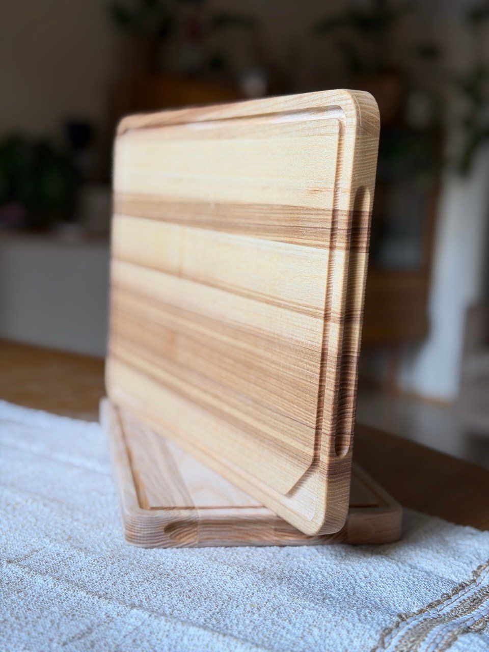 Schneidebretter aus Esche mit Saftrille